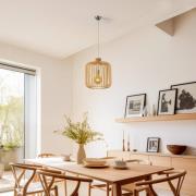 Hanglamp Paz chroom, houten lamellencilinder Ø 45 cm